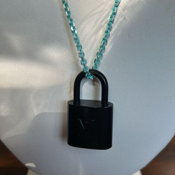 Tiffany @ Co necklace with LV black lock and keys impeccable - Picture 7 of 11